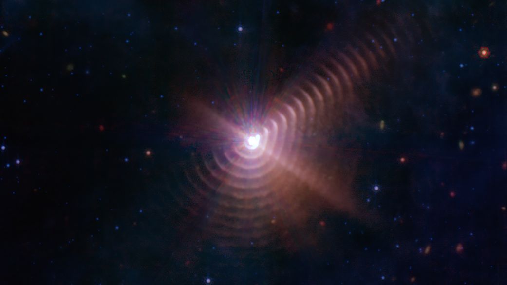 Webbův teleskop zachytil mohutné prachové prstence dvojhvězdy